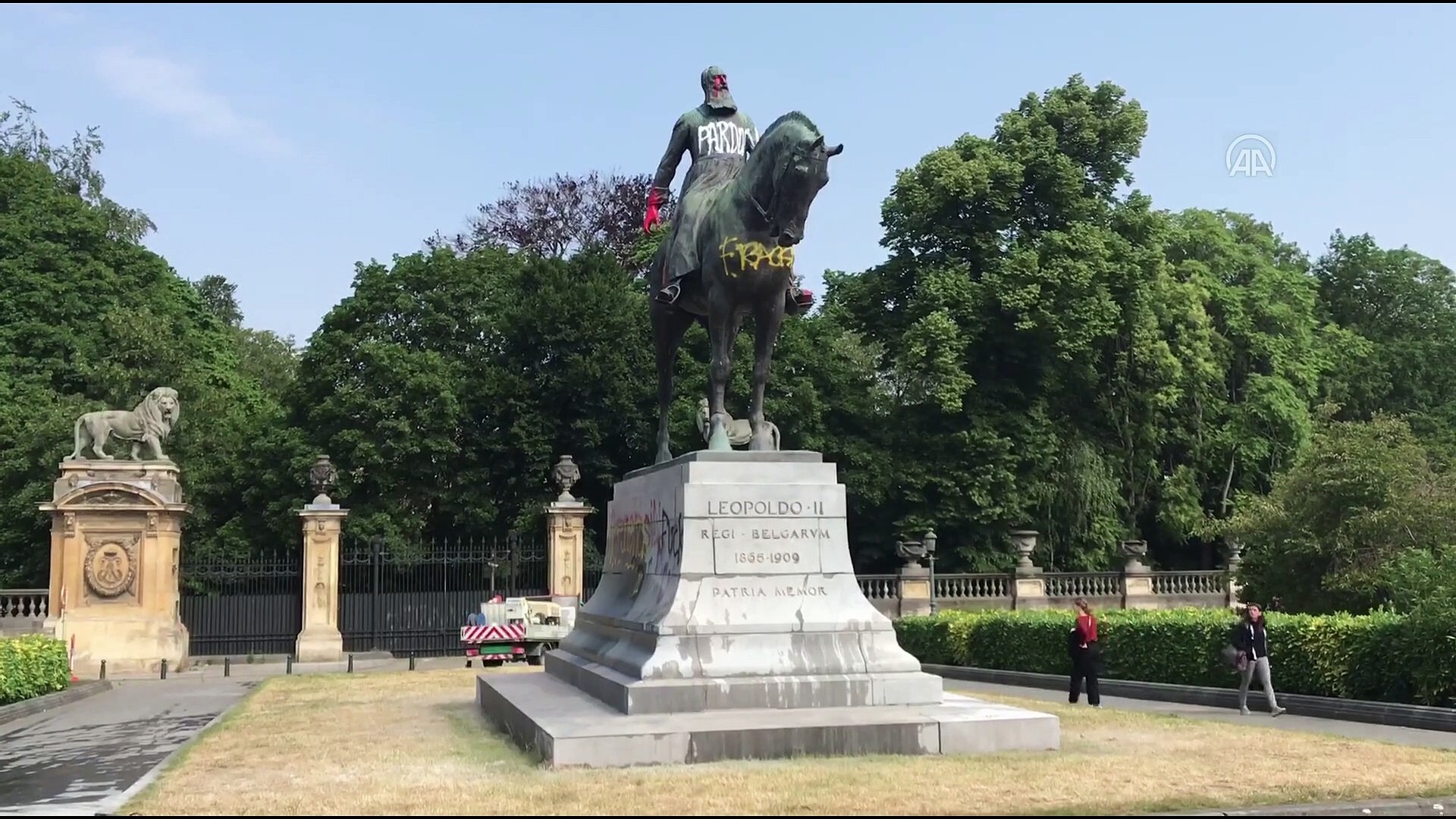 Brüksel'de Kral 2. Leopold'un bir heykeli daha tahrip edildi - Dailymotion  Video