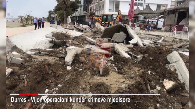 Zaptoi pronë publike para lokalit të tij, shembet objekti pa leje në Durrës