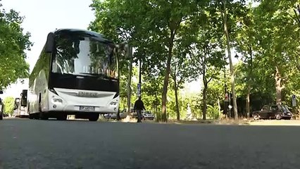 "On est vraiment les oubliés du tourisme": les autocaristes manifestent à Paris