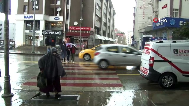Aniden bastıran sağanak yağmur vatandaşları hazırlıksız yakaladı