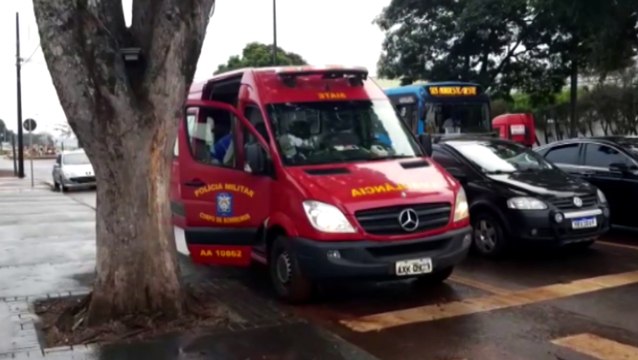 Mulher tem suspeita de fratura ao sofrer queda na Av. Barão do Rio Branco