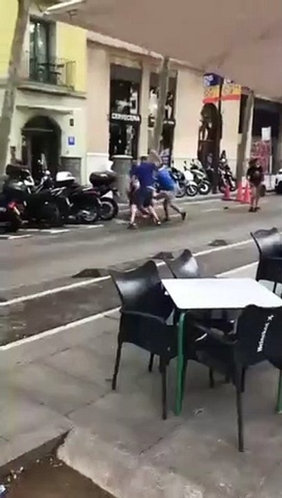 Um grupo de criminosos rouba violentamente o relógio de um homem no coração de Barcelona