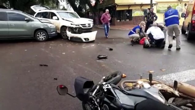 Homem sofre fratura em acidente envolvendo três veículos, no Centro de Cascavel