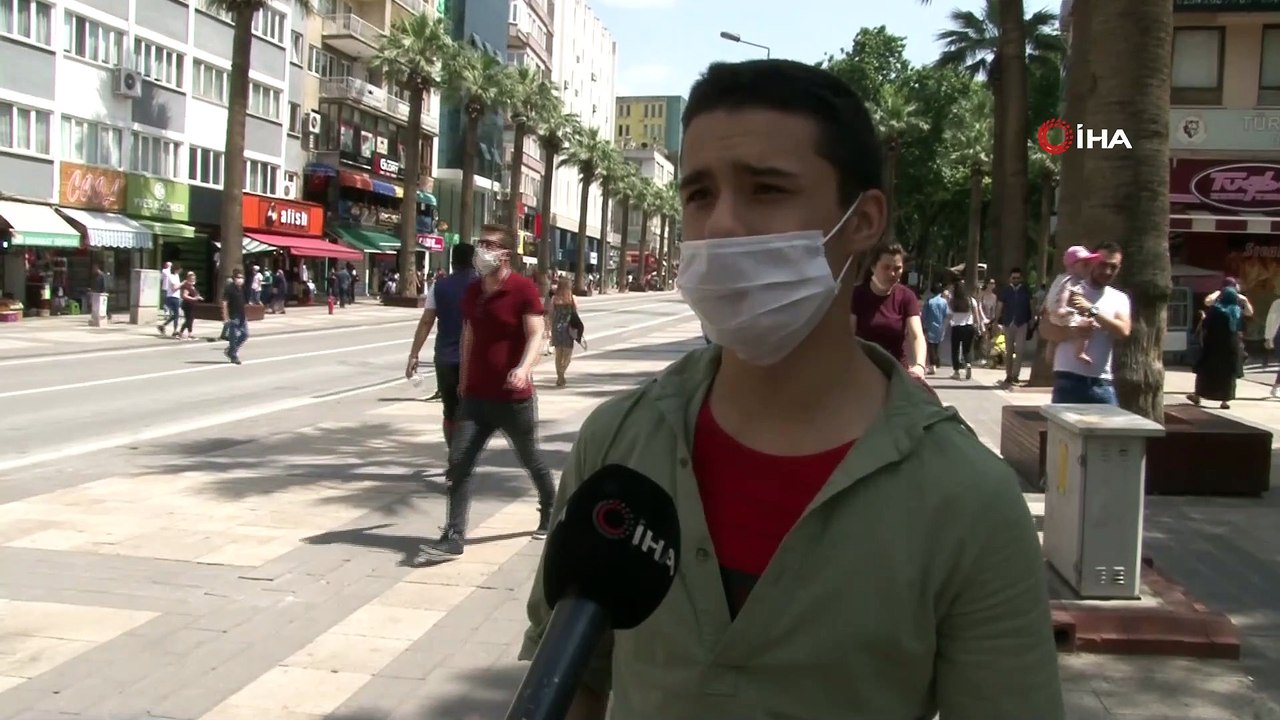 Ebeveynleri ile sokağa çıkabilecek olan gençler cadde ve parklara akın etti