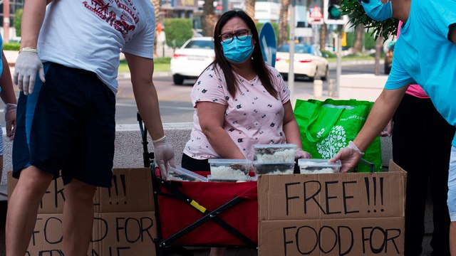 Unemployed Filipna offers free food to those in need in Dubai