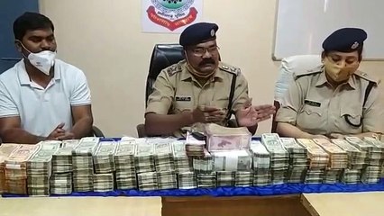 Descargar video: कार की डिक्की से मिले 500 और 2000 रुपए के नोटों से भरे तीन बैग, देख पुलिस की फटी रह गईं आंखें