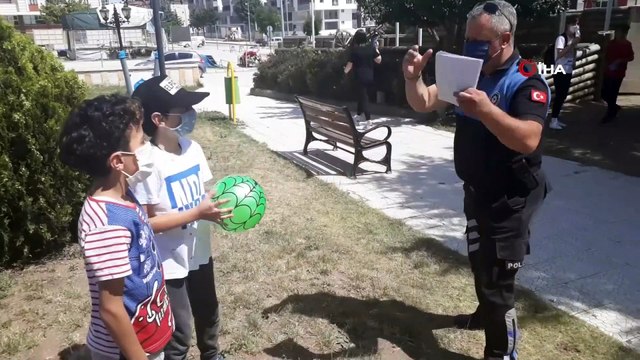 Polis, çocukları hem uyardı hem sevindirdi