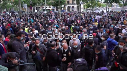 Manifestación "fúnebre" de los trabajadores de Nissan en Barcelona