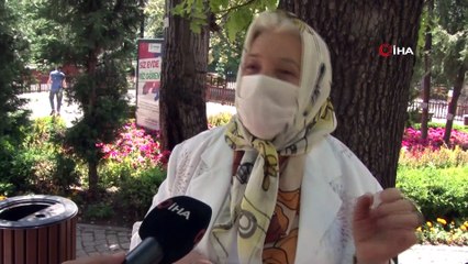 65 yaş üstü vatandaşlar sokakta