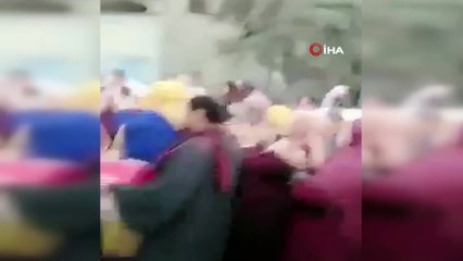 - Mısırlı çift düğününde sosyal mesafeyi korumak için dozer üzerinde katıldı- Korona’dan damat ve gelini kurmak için dozer üstünde devetçiler arasında gezdi
