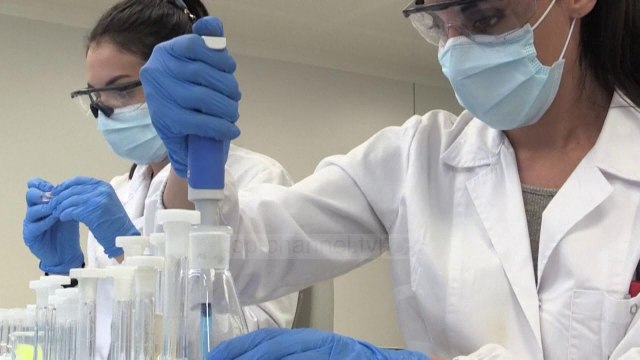 Top News - Pavarësisht polemikave/ Greqia rinis prodhimin e klorokinës për pacientët me Covid-19