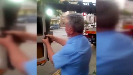 Yuvasından düşen yavru kargayı itfaiye kurtardı