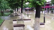 Ora News - Shiu merr përpara Beratin, përmbyten rrugë e lagje, dëme të mëdha dhe në të mbjella