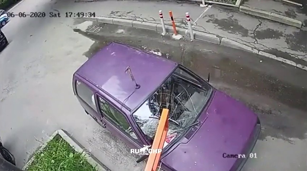 Pas facile de passer cette barrière pour cette conductrice !