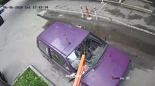 Pas facile de passer cette barrière pour cette conductrice !