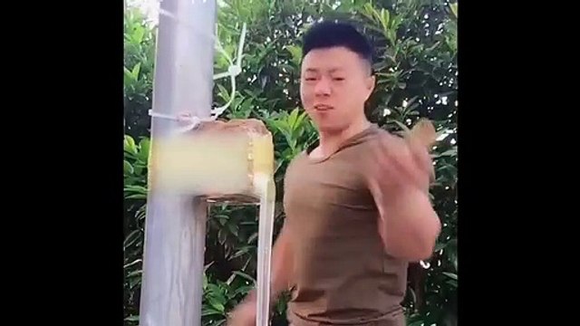 Un homme ultra fort montre ses talents face aux cailloux et planches de bois