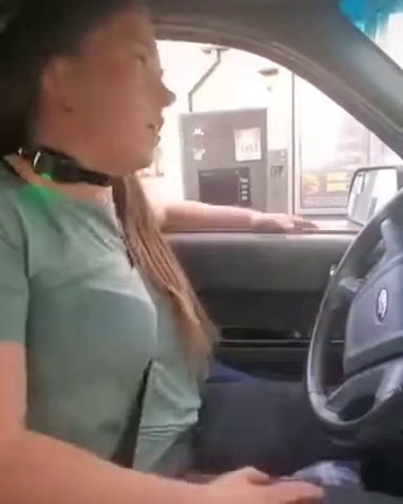 Elle tente de commander un McDo avec un collier...