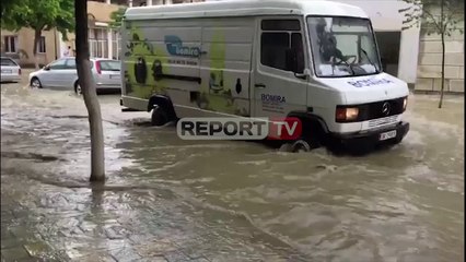 'Berati si Venecia'! Përmbyten rrugën e qytetit të 'një mbi një dritareve'..makinat 'notojnë' në ujë