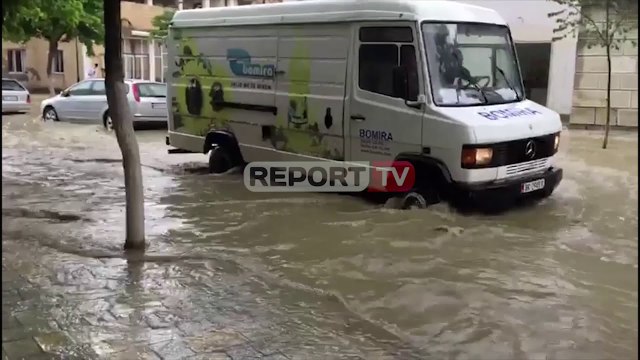 'Berati si Venecia'! Përmbyten rrugën e qytetit të 'një mbi një dritareve'..makinat 'notojnë' në ujë