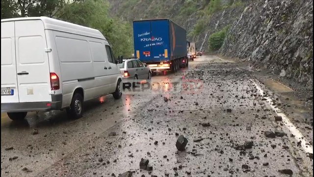 Report TV - Librazhd/ Rënie gurësh në urën e Murrashit, bllokohet ambulanca me të sëmurë brenda