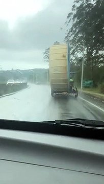 Livraison d'une piscine en pleine tempête... risqué