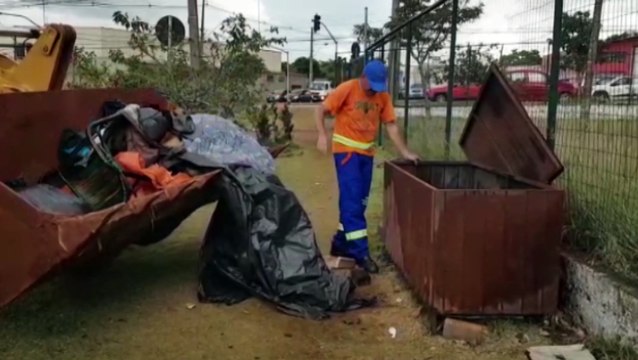 Após reclamações, moradores em situação de rua são retirados na Rua Vitória