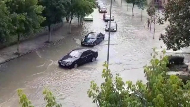 Top News -Përmbyten rrugë e lagje/ Berat, reshje të dendura shiu