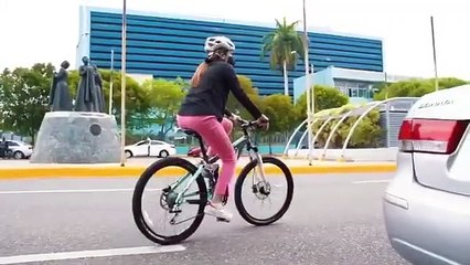 Carolina Mejía llega en bicicleta al Ayuntamiento del DN para promover su uso