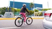 Carolina Mejía llega en bicicleta al Ayuntamiento del DN para promover su uso