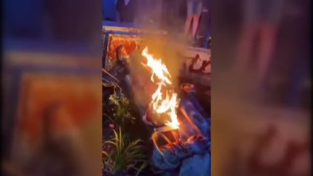 Varios manifestantes derriban y arrastran a un lago una estatua de Cristóbal Colón en Virginia