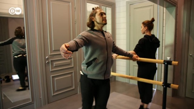 Коронавирус: большие звезды балета на, возможно, самой маленькой сцене в мире (02.06.2020)