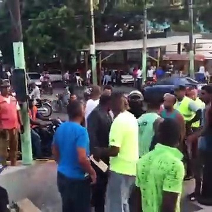 Policía y motoconchista se van a las trompadas en Puerto Plata
