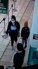 Böyle dalgınlık görülmedi! Ateşini ölçmek isterken kör ediyordu