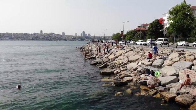 Kısıtlamanın kalkmasıyla Kız Kulesi’ne karşı Boğaz’da yüzdüler