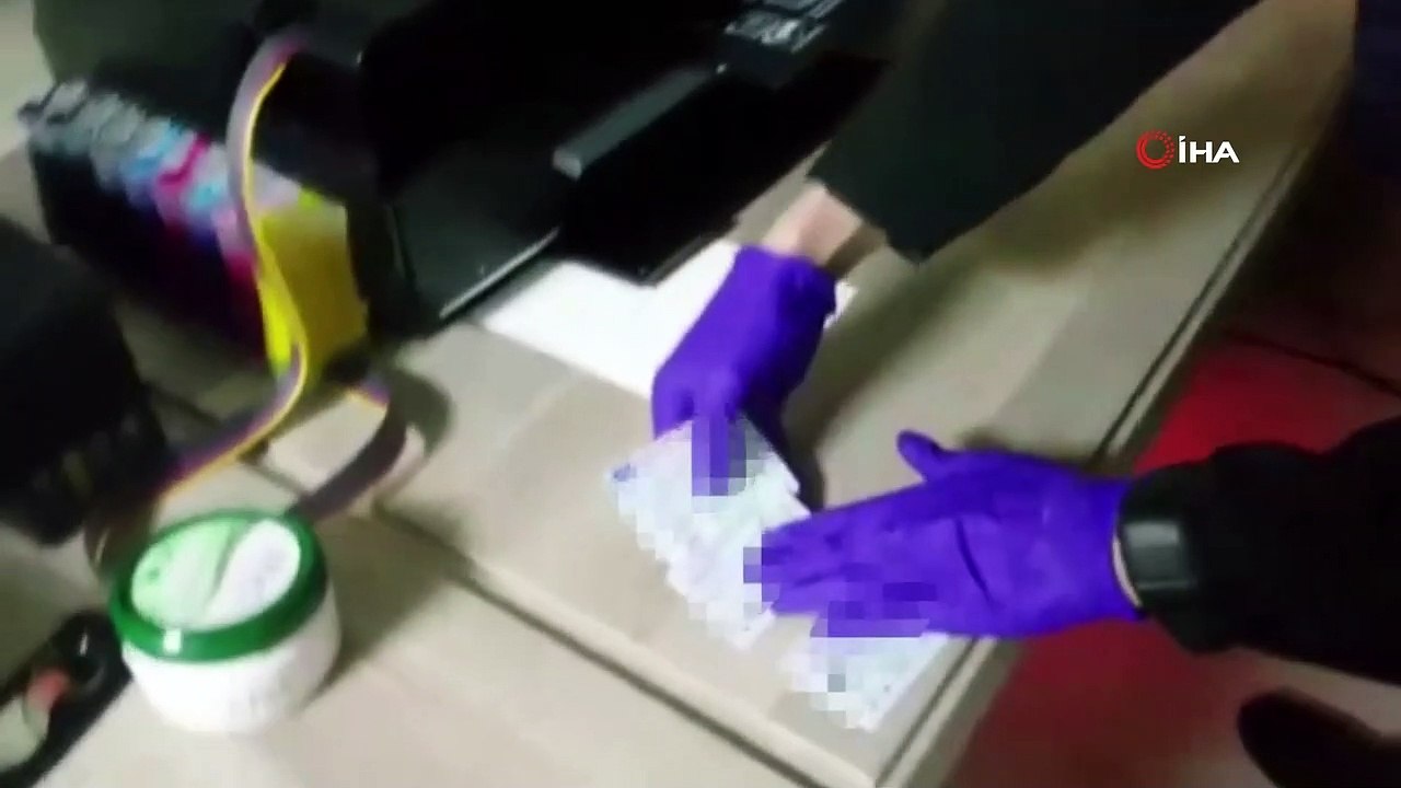 Jandarma’dan sahte kimlik operasyonu...Basıma hazır 250 adet yeni tip kimlik kartı 4 bin sahte pasaport ele geçirildi
