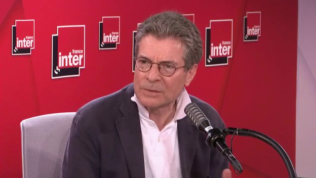 Antoine Compagnon : Nous vivons avec une bonne dose de bêtise, il faut assumer sa bêtise : en particulier au niveau de la littérature, pour inventer des histoires, être romancier, il faut se laisser aller