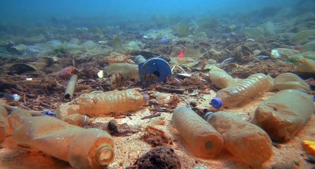 Su altındaki çöp dağları