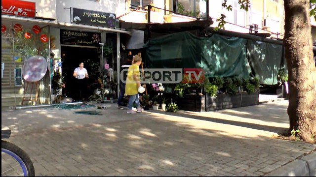 Report TV - Tiranë, shpërthim me tritol në një lokal pranë gjimnazit Petro Nini Luarasi