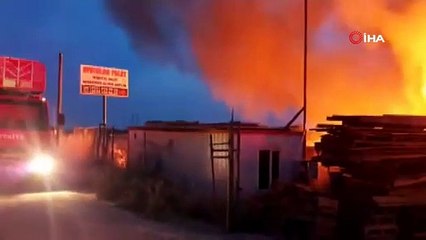 Kocaeli'de palet deposu alev alev yandı