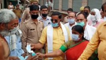 SCST आयोग के अध्यक्ष और इटावा के सांसद ने ग्रामीण क्षेत्रों में बाटे मास्क