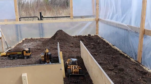 Il joue avec ses camions de chantier pour se construire une serre de culture de plantes et légumes