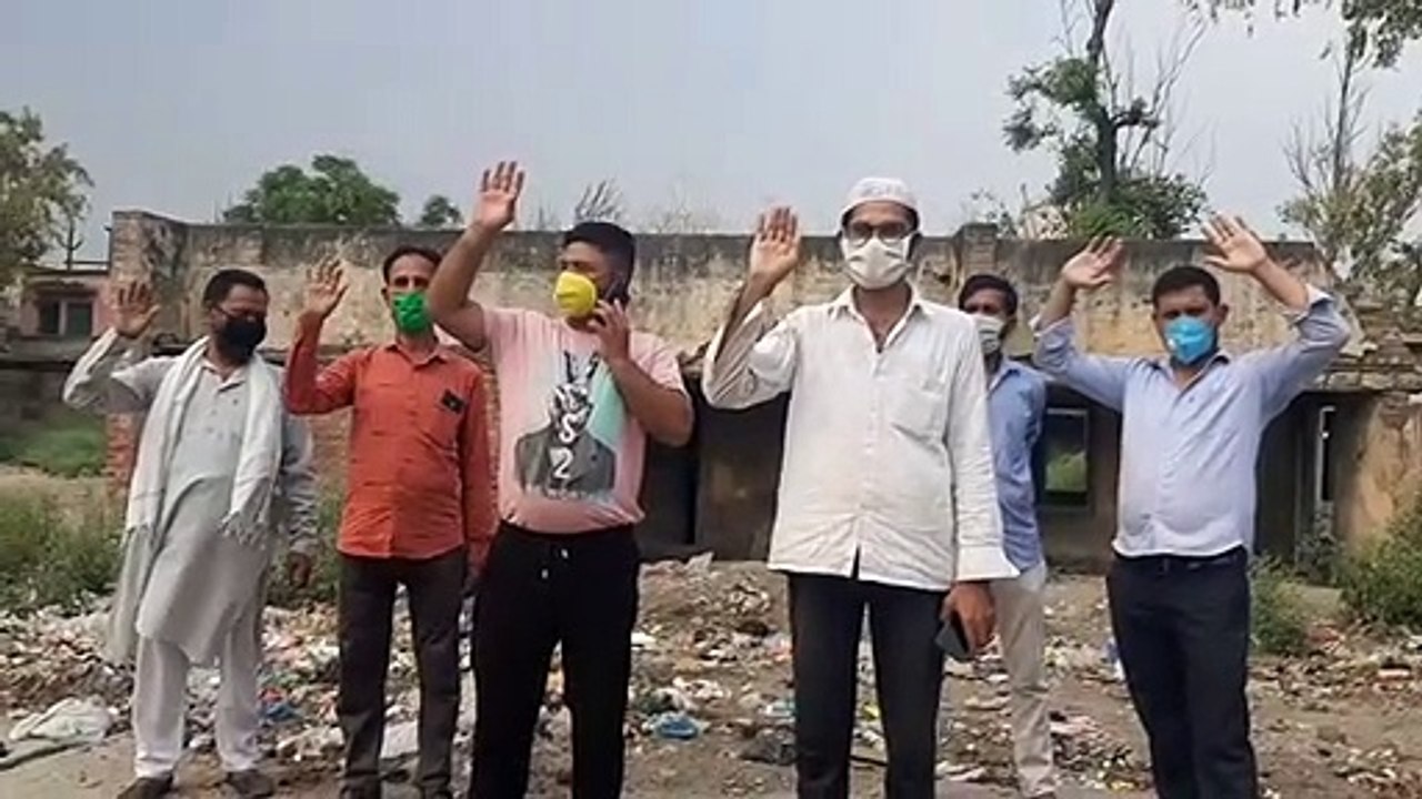 शामली- मोहल्ला खेल में गंदगी से परेशान मोहल्ले वासियों ने किया प्रदर्शन