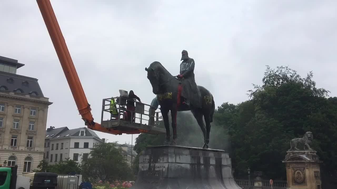 Bruxelles - nettoyage du monument à Léopold ll (vidéo Germani)