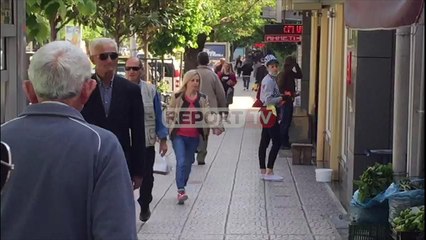 Report TV - Gjirokastër, në rrugë në grumbuj, radha respektohet vetëm në dyqane