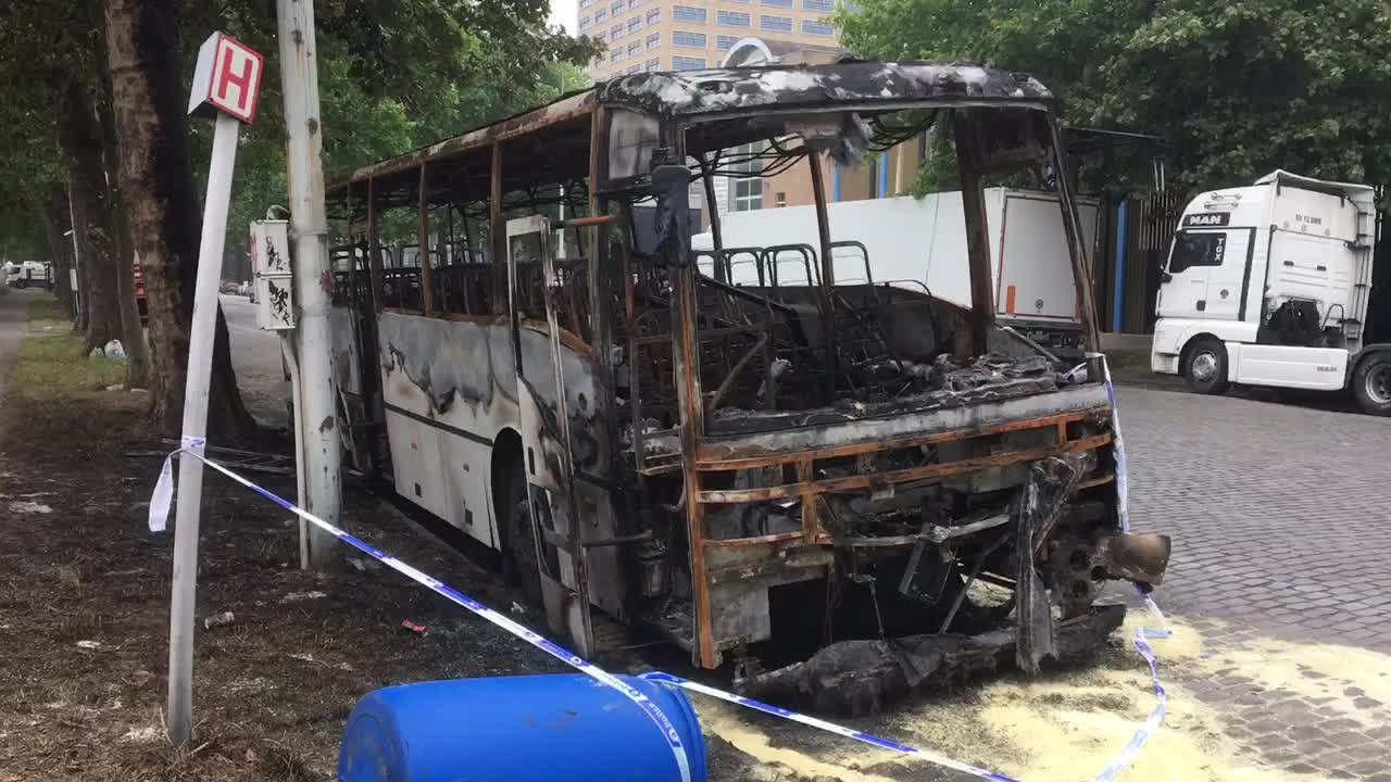 Bruxelles : un bus scolaire et un camion partis en fumées (vidéo Germani)