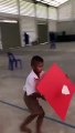 Un enfant fait voler un avion en papier