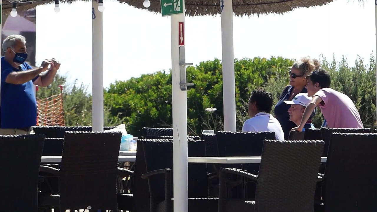 José Ortega Cano y su hijo, en las playas de Chipiona