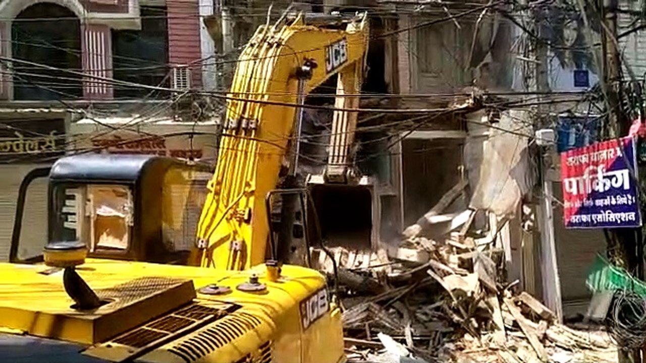 सराफा में अति खतरनाक मकान को निगम के अमले ने किया जमींदोज
