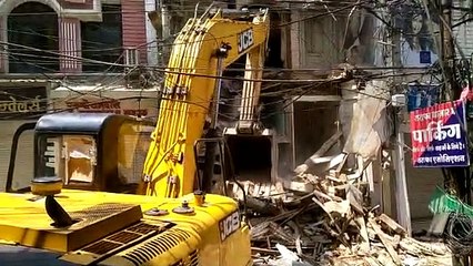 सराफा में अति खतरनाक मकान को निगम के अमले ने किया जमींदोज