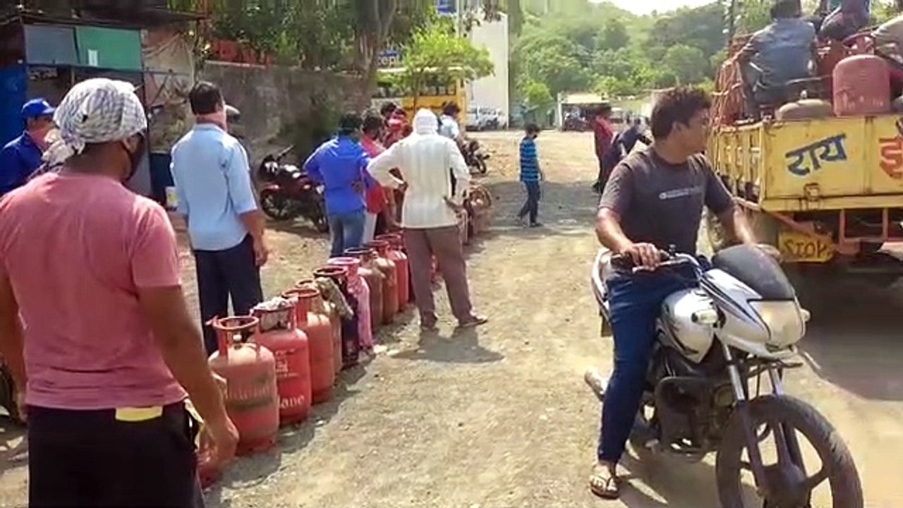 शहर में आज भी लाइन लगा क​र लोगों को लेनी पड़ती है गैस, नहीं  हुआ सोशल डिस्टेंसिंग का पालन